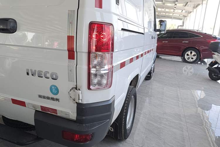 Used Iveco Daily 2021 2.8T V35 VAN厢式 Delivery Van 3-Seater Short Wheelbase Mid-Roof Design with Dual Tires and Side Sliding Doors Exterior 1