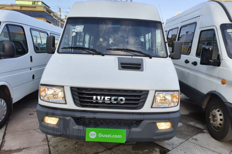 Used Iveco Daily 2021 2.5T A40 M1 Passenger Van 5-9 Seats Long Wheelbase Mid-Roof Design Dual Tires Manual Doors Exterior 1