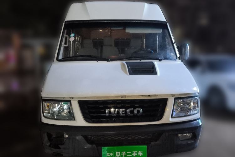 Used Iveco Daily 2021 2.5T A35 M1 Passenger Van 5-9 Seater Short Wheelbase Mid-Roof Design Dual Tires Side Sliding Door Exterior 1