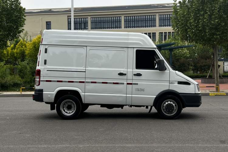 Used Iveco Daily 2021 2.8T V35 VAN厢式 Delivery Van 3-Seater Short Wheelbase Mid-Roof Design with Dual Tires and Side Sliding Doors Exterior 10