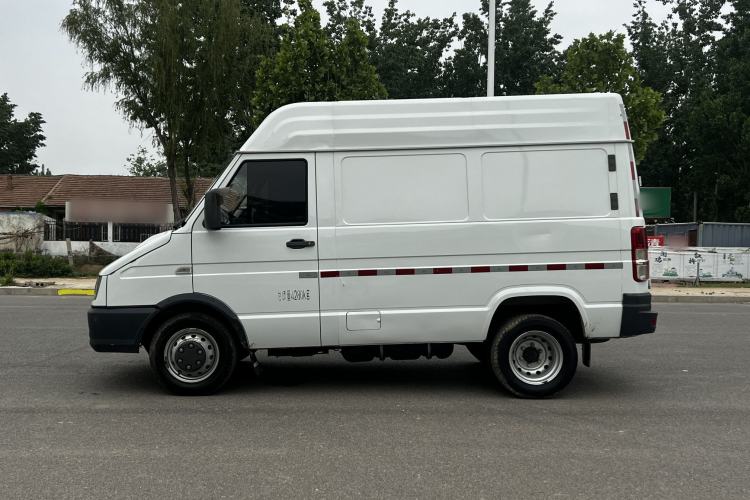 Used Iveco Daily 2021 2.8T V35 VAN厢式 Delivery Van 3-Seater Short Wheelbase Mid-Roof Design with Dual Tires and Side Sliding Doors Exterior 11