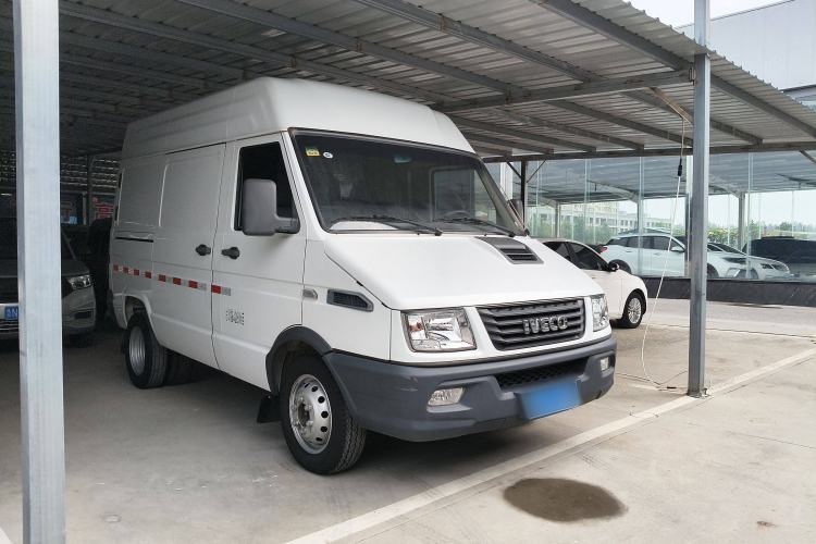 Used Iveco Daily 2021 2.5T V35 2-3 Seater Short Wheelbase Mid-Roof Dual Tire Side-Sliding Doors Exterior 2