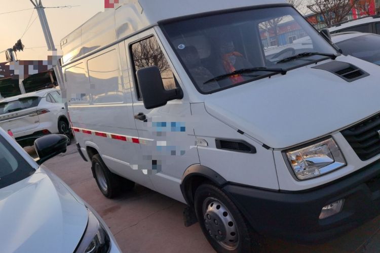 Used Iveco Daily 2021 2.8T V35 VAN厢式 van 3-seater short wheelbase mid-roof design with dual tires and manual doors Exterior 2