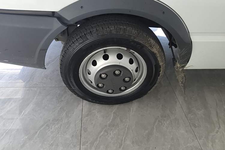 Used Iveco Daily 2021 2.8T V35 VAN厢式 Delivery Van 3-Seater Short Wheelbase Mid-Roof Design with Dual Tires and Side Sliding Doors Exterior 2