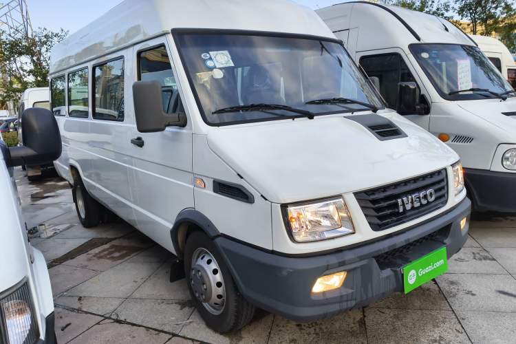 Used Iveco Daily 2021 2.5T A40 M1 Passenger Van 5-9 Seats Long Wheelbase Mid-Roof Design Dual Tires Manual Doors Exterior 2