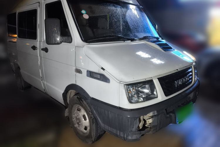 Used Iveco Daily 2021 2.5T A35 M1 Passenger Van 5-9 Seater Short Wheelbase Mid-Roof Design Dual Tires Side Sliding Door Exterior 2