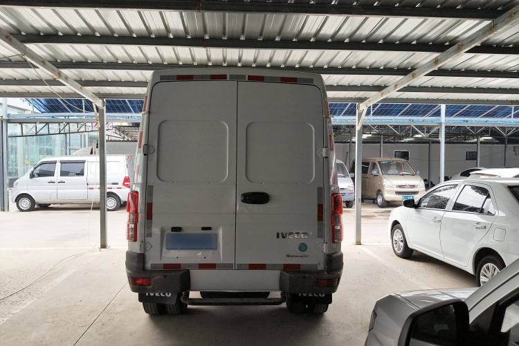 Used Iveco Daily 2021 2.5T V35 2-3 Seater Short Wheelbase Mid-Roof Dual Tire Side-Sliding Doors Exterior 3