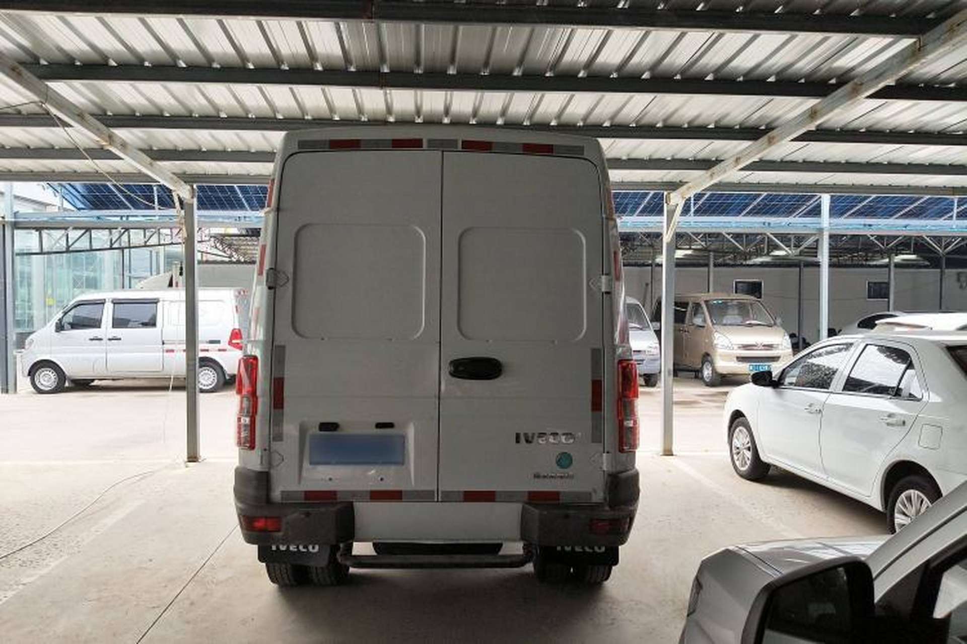 Used Iveco Daily 2021 2.5T V35 2-3 Seater Short Wheelbase Mid-Roof Dual Tire Side-Sliding Doors Exterior 3