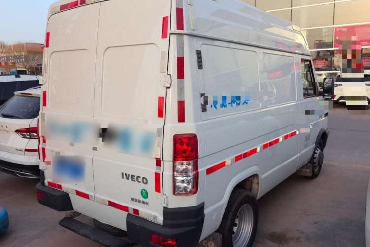 Used Iveco Daily 2021 2.8T V35 VAN厢式 van 3-seater short wheelbase mid-roof design with dual tires and manual doors Exterior 3