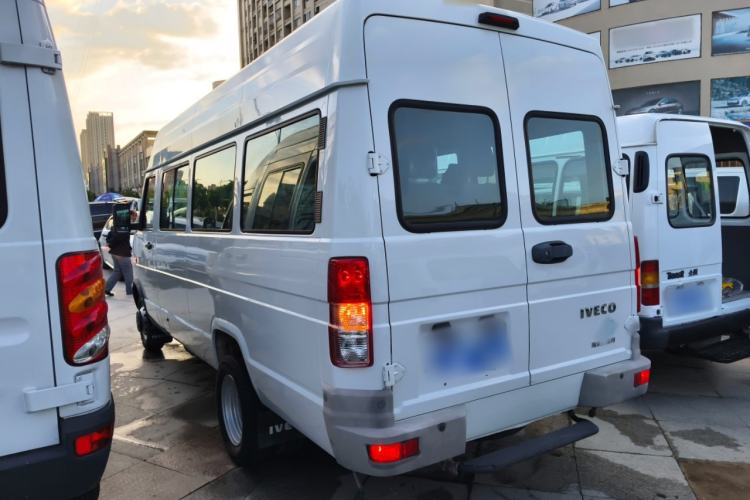 Used Iveco Daily 2021 2.5T A40 M1 Passenger Van 5-9 Seats Long Wheelbase Mid-Roof Design Dual Tires Manual Doors Exterior 3