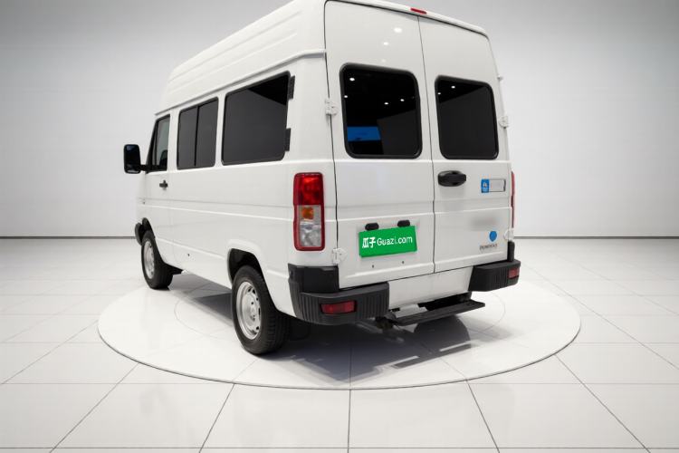 Used Iveco Daily 2021 2.5T A35 M1 Passenger Van 5-9 Seater Short Wheelbase Mid-Roof Design Dual Tires Side Sliding Door Exterior 3