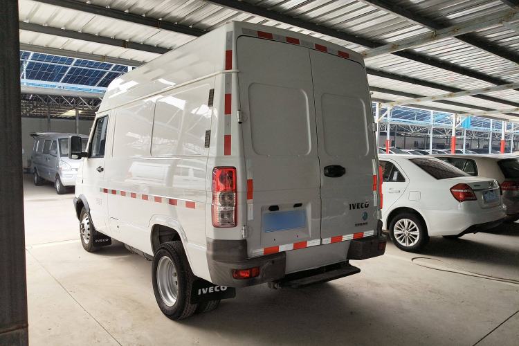 Used Iveco Daily 2021 2.5T V35 2-3 Seater Short Wheelbase Mid-Roof Dual Tire Side-Sliding Doors Exterior 4