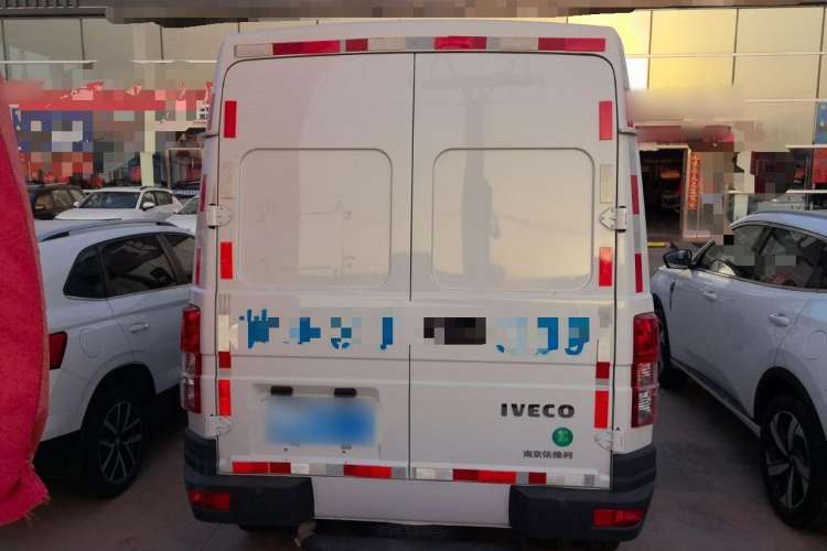 Used Iveco Daily 2021 2.8T V35 VAN厢式 van 3-seater short wheelbase mid-roof design with dual tires and manual doors Exterior 4