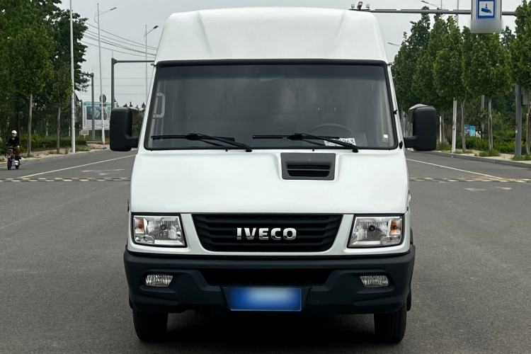 Used Iveco Daily 2021 2.8T V35 VAN厢式 Delivery Van 3-Seater Short Wheelbase Mid-Roof Design with Dual Tires and Side Sliding Doors Exterior 4