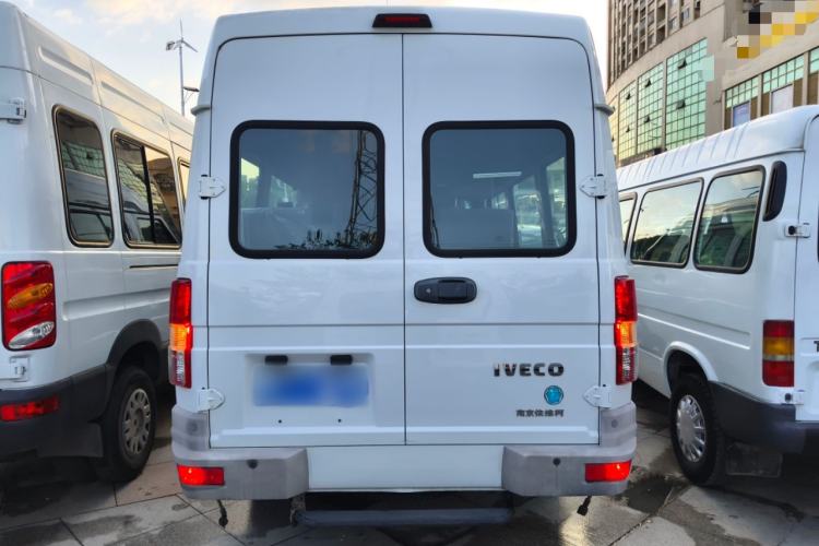 Used Iveco Daily 2021 2.5T A40 M1 Passenger Van 5-9 Seats Long Wheelbase Mid-Roof Design Dual Tires Manual Doors Exterior 4
