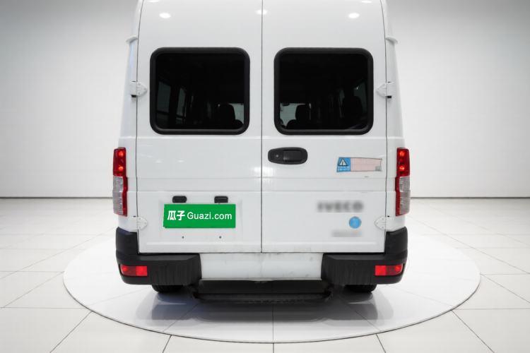 Used Iveco Daily 2021 2.5T A35 M1 Passenger Van 5-9 Seater Short Wheelbase Mid-Roof Design Dual Tires Side Sliding Door Exterior 4
