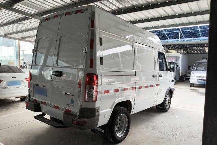 Used Iveco Daily 2021 2.5T V35 2-3 Seater Short Wheelbase Mid-Roof Dual Tire Side-Sliding Doors Exterior 5