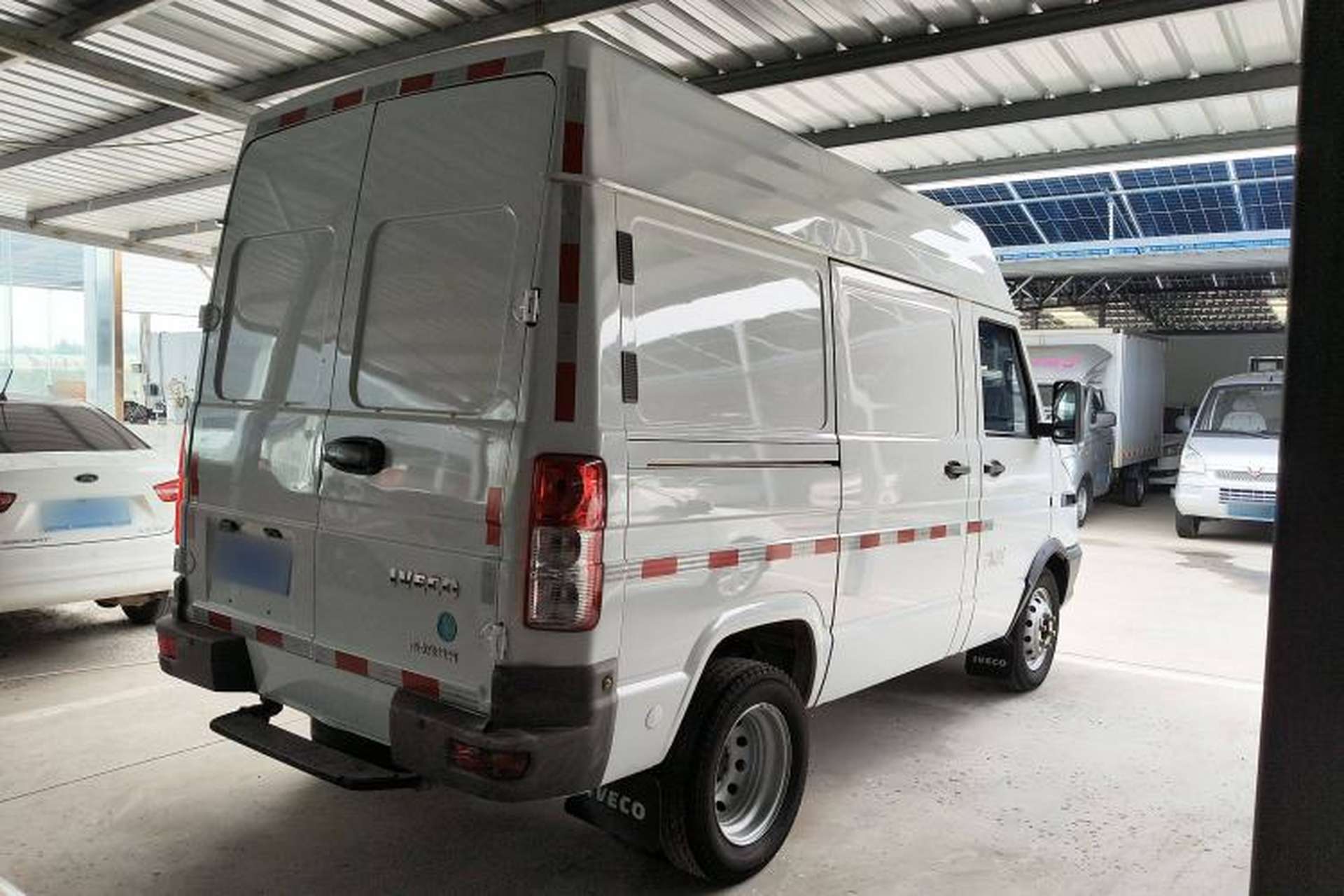 Used Iveco Daily 2021 2.5T V35 2-3 Seater Short Wheelbase Mid-Roof Dual Tire Side-Sliding Doors Exterior 5