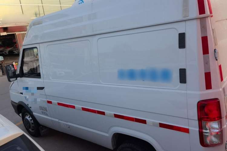 Used Iveco Daily 2021 2.8T V35 VAN厢式 van 3-seater short wheelbase mid-roof design with dual tires and manual doors Exterior 5