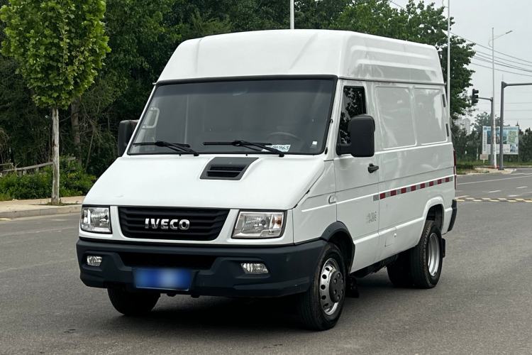 Used Iveco Daily 2021 2.8T V35 VAN厢式 Delivery Van 3-Seater Short Wheelbase Mid-Roof Design with Dual Tires and Side Sliding Doors Exterior 5