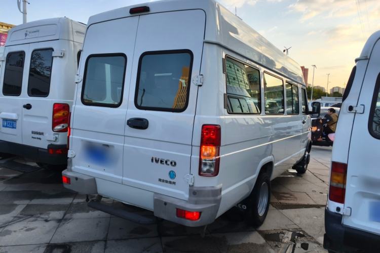 Used Iveco Daily 2021 2.5T A40 M1 Passenger Van 5-9 Seats Long Wheelbase Mid-Roof Design Dual Tires Manual Doors Exterior 5