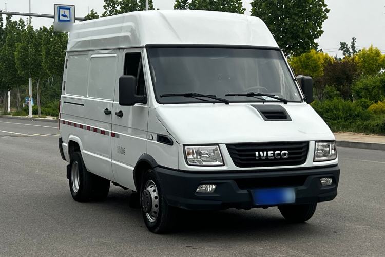 Used Iveco Daily 2021 2.8T V35 VAN厢式 Delivery Van 3-Seater Short Wheelbase Mid-Roof Design with Dual Tires and Side Sliding Doors Exterior 6