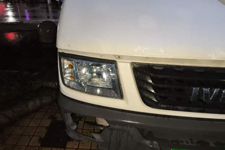 Used Iveco Daily 2021 2.5T A35 M1 Passenger Van 5-9 Seater Short Wheelbase Mid-Roof Design Dual Tires Side Sliding Door Exterior 6
