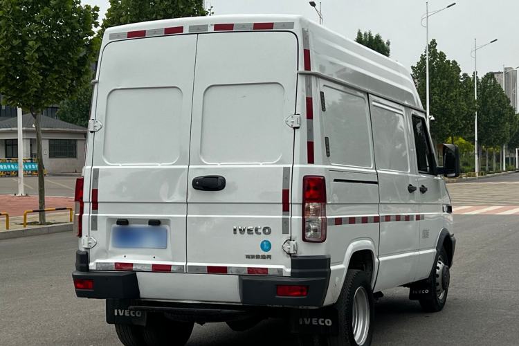 Used Iveco Daily 2021 2.8T V35 VAN厢式 Delivery Van 3-Seater Short Wheelbase Mid-Roof Design with Dual Tires and Side Sliding Doors Exterior 7