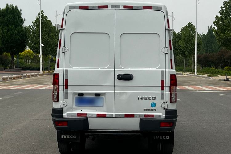 Used Iveco Daily 2021 2.8T V35 VAN厢式 Delivery Van 3-Seater Short Wheelbase Mid-Roof Design with Dual Tires and Side Sliding Doors Exterior 8