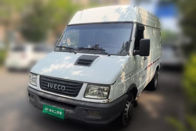 Used Iveco Daily 2021 2.5T V35 2-3 Seater Short Wheelbase Mid-Roof Design Dual Tires Manual Doors