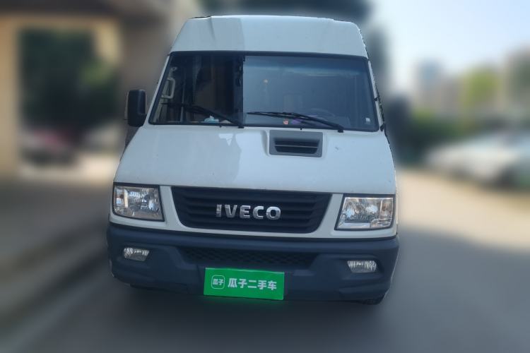 Used Iveco Daily 2021 2.5T A35 M1 Passenger Van 5-9 Seater Short Wheelbase Mid-Roof Design Single Tire Side-Sliding Door Front
