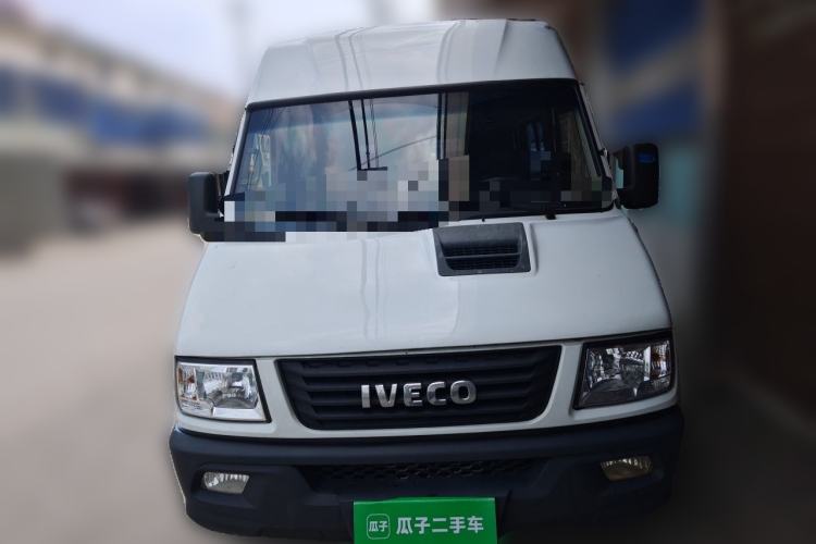 Used Iveco Daily 2021 2.5T A35 M1 Passenger Van 5-9 Seater Short Wheelbase Mid-Roof Design Dual Tires Side Sliding Door Front