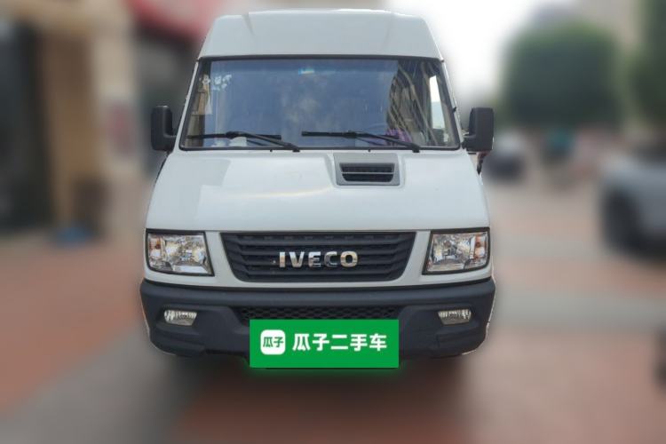 Used Iveco Daily 2021 2.5T A35 M1 Passenger Van 5-9 Seater Short Wheelbase Mid-Roof Design Dual Tires Side Sliding Door Front