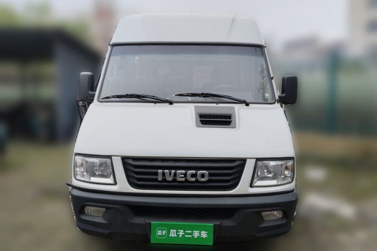 Used Iveco Daily 2021 2.5T A35 M1 Passenger Van 5-9 Seater Short Wheelbase Mid-Roof Design Dual Tires Manual Doors Front