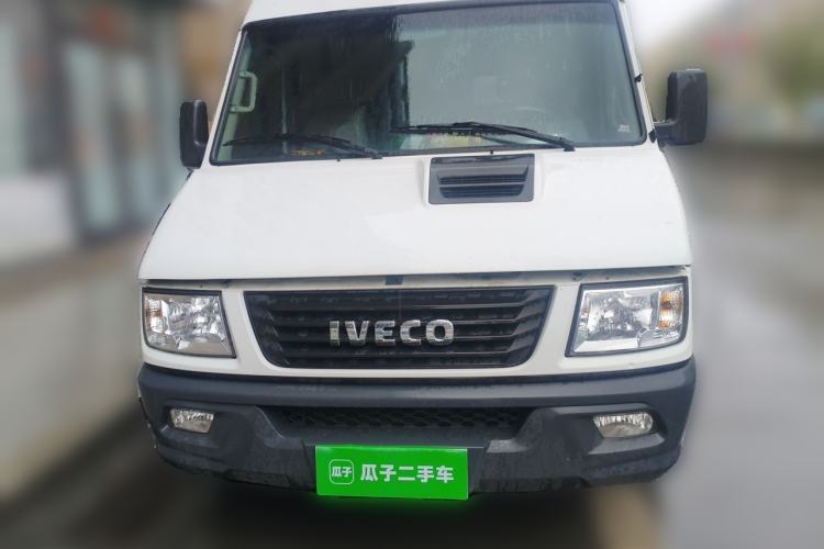Used Iveco Daily 2021 2.5T A35 M1 Passenger Van 5-9 Seater Short Wheelbase Mid-Roof Design Dual Tires Side Sliding Door Front