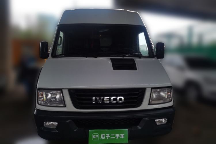 Used Iveco Daily 2021 2.8T V35 VAN厢式 van 3-seater short wheelbase mid-roof design single-tire side-hinged door Front