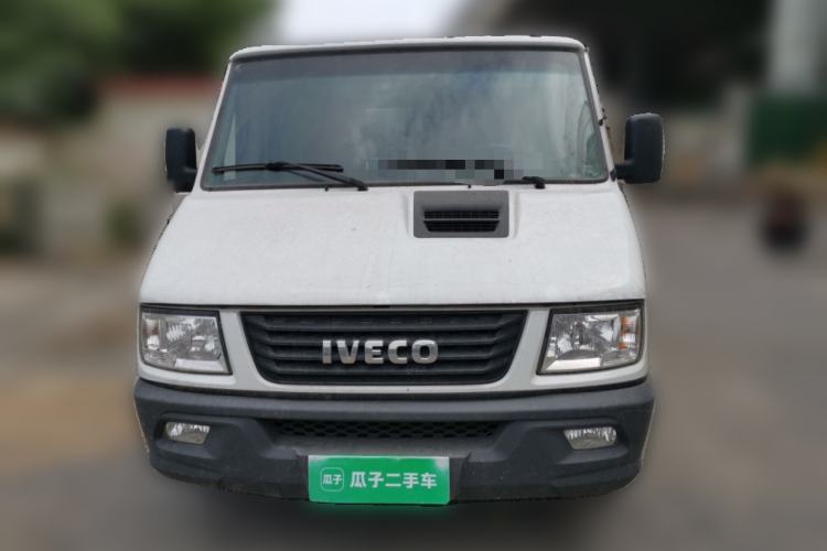 Used Iveco Daily 2021 2.5T A35 M1 Passenger Van 5-9 Seater Short Wheelbase Low Roof Dual Tires Manual Doors Front