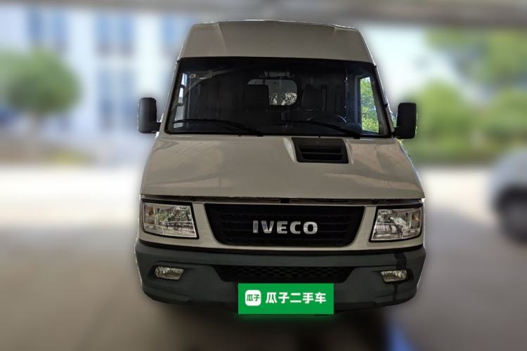 Used Iveco Daily 2021 2.8T V35 VAN厢式 van 3-seater short wheelbase mid-roof design with dual tires and manual doors Front