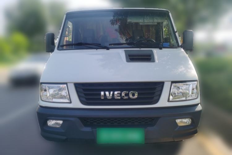Used Iveco Daily 2021 2.5T A35 M1 Passenger Van 5-9 Seater Short Wheelbase Low Roof Dual Tires Manual Doors Front
