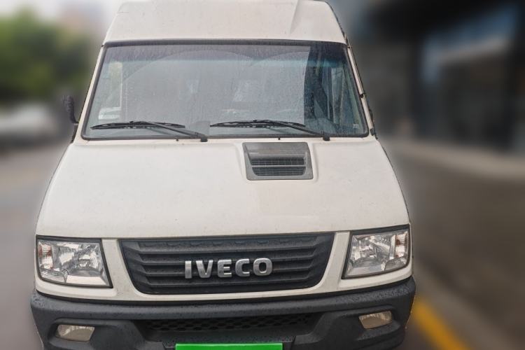 Used Iveco Daily 2021 2.5T A35 M1 Passenger Van 5-9 Seater Short Wheelbase Mid-Roof Design Dual Tires Manual Doors Front