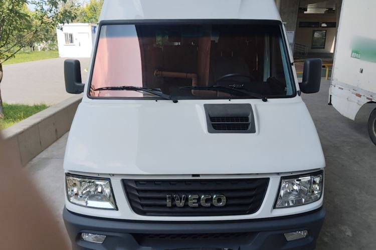 Used Iveco Daily 2021 2.5T A35 M1 Passenger Van 5-9 Seater Short Wheelbase Mid-Roof Design Single Tire Manual Doors Front