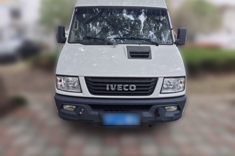 Used Iveco Daily 2021 2.8T V35 VAN厢式 van 3-seater short wheelbase mid-roof design single-tire side-hinged door Front