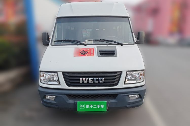 Used Iveco Daily 2021 2.5T A40 M1 Passenger Van 5-9 Seats Long Wheelbase Mid-Roof Design Dual Tires Manual Doors Front