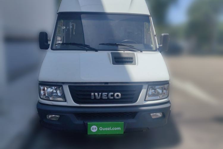 Used Iveco Daily 2021 2.5T A35 M1 Passenger Van 5-9 Seater Short Wheelbase Mid-Roof Design Dual Tires Side Sliding Door Front