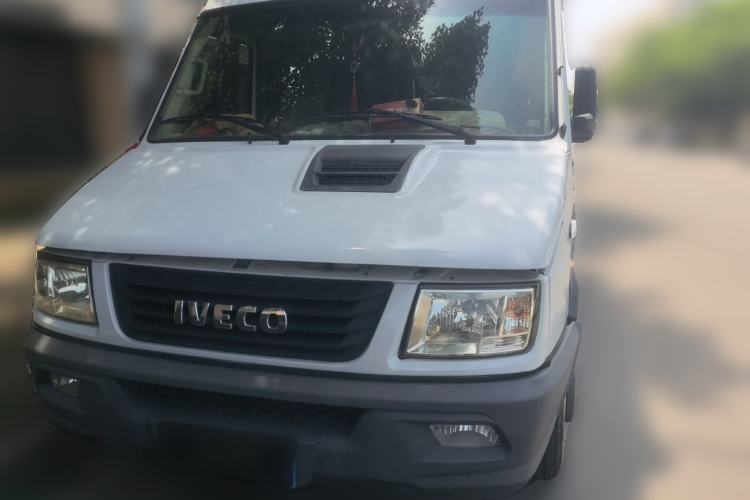 Used Iveco Daily 2021 2.5T A35 M1 Passenger Van 5-9 Seater Short Wheelbase Mid-Roof Design Dual Tires Side Sliding Door Front