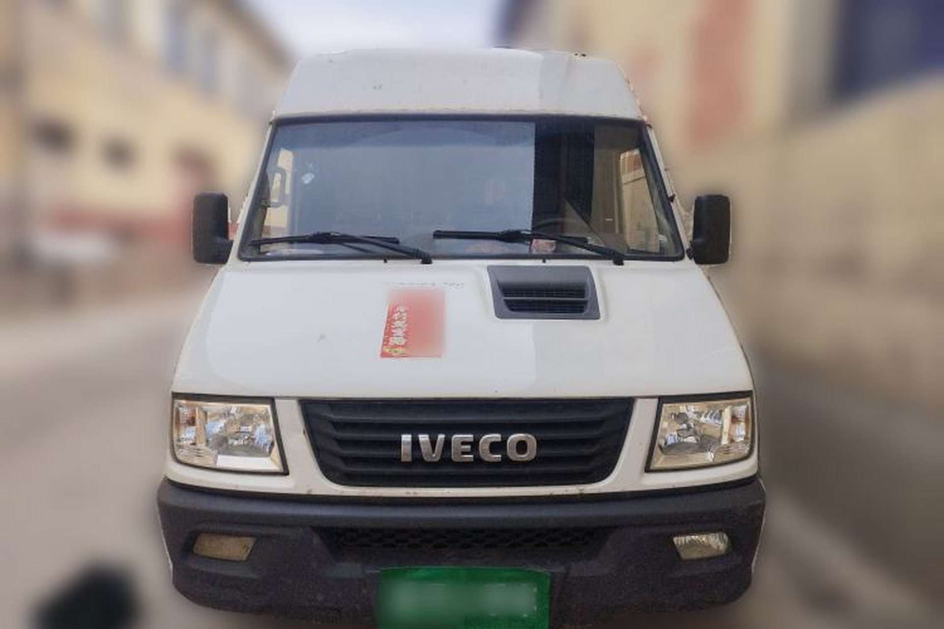 Used Iveco Daily 2021 2.8T V40 VAN厢式 Cargo Van 3-Seater Long Wheelbase Mid-Roof Design Dual Tires Manual Door Front