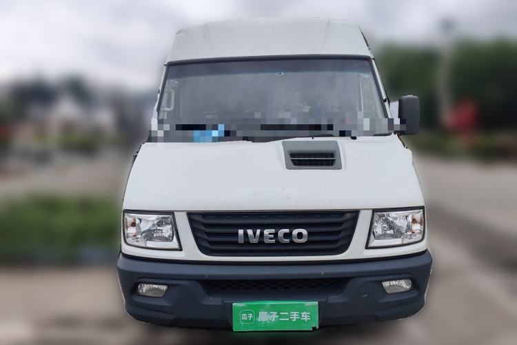 Used Iveco Daily 2021 2.5T A35 M1 Passenger Van 5-9 Seater Short Wheelbase Mid-Roof Design Single Tire Side-Sliding Door Front