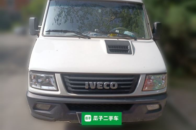 Used Iveco Daily 2021 2.5T A35 M1 Passenger Van 5-9 Seater Short Wheelbase Mid-Roof Design Dual Tires Side Sliding Door Front