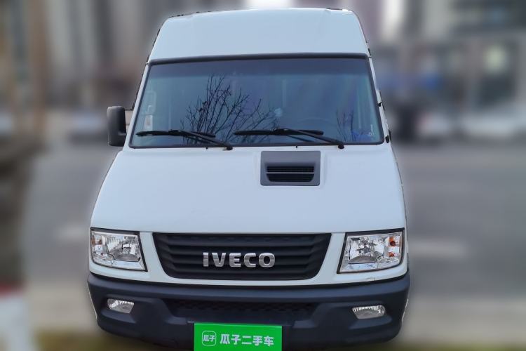 Used Iveco Daily 2021 2.5T A35 M1 Passenger Van 5-9 Seater Short Wheelbase Mid-Roof Design Dual Tires Side Sliding Door Front
