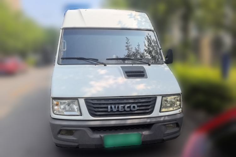 Used Iveco Daily 2021 2.5T V35 2-3 Seater Short Wheelbase Mid-Roof Design Dual Tires Manual Doors Front